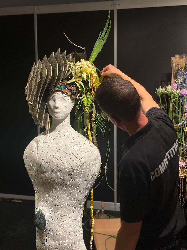 Support de la coiffe en marqueterie de paille de seigle pour la coupe du monde d'art floral 2025 réalisé par l'atelier SOTTILE
