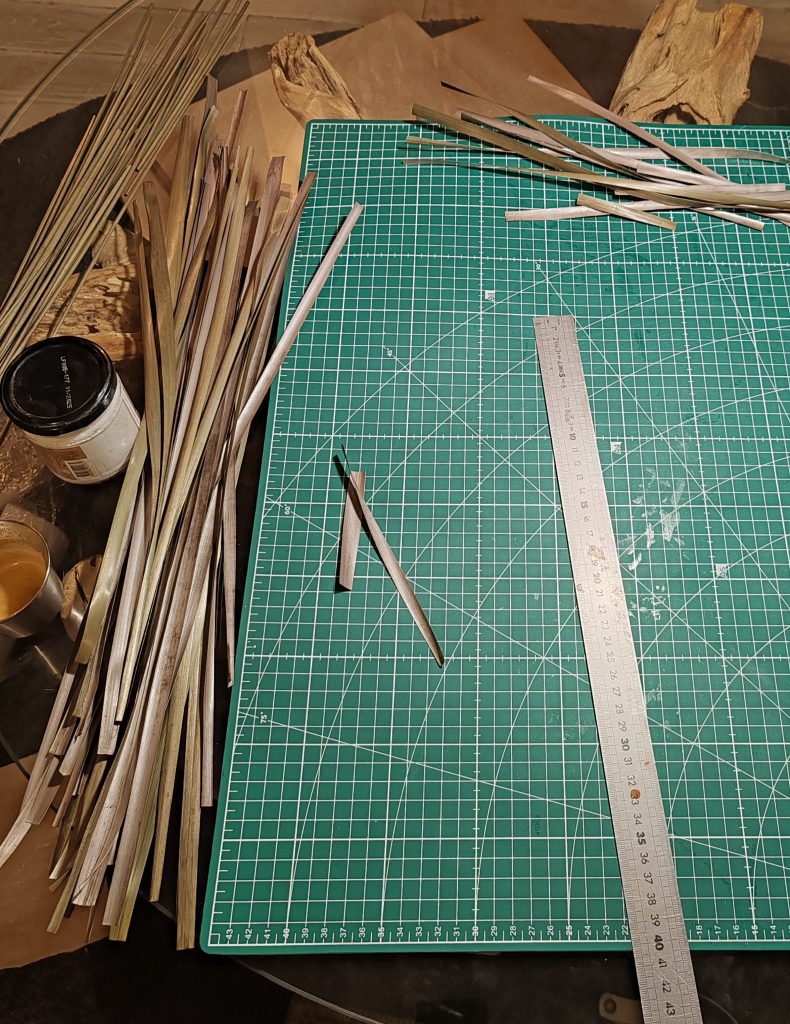 Préparation de la coiffe en marqueterie de paille réalisée par Atelier SOTTILE