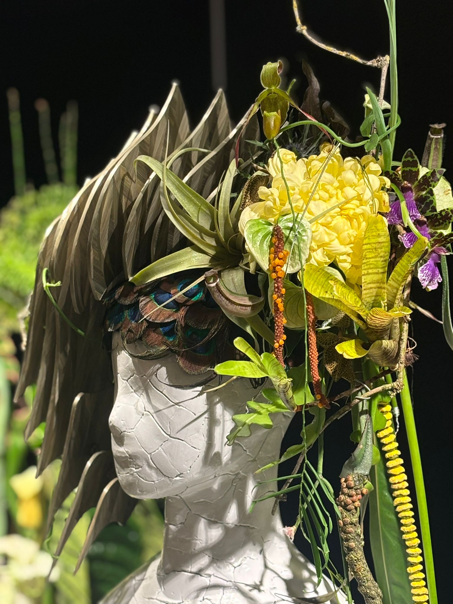 Coiffe en marqueterie de paille de seigle réalisé sur mesure pour la coupe du monde d'art floral 2025 par l'atelier SOTTILE