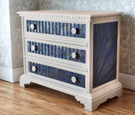 Commode après être rénové en marqueterie de paille