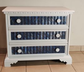 Commode après être rénové en marqueterie de paille