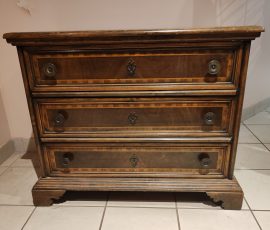 Commode avant d'être rénové en marqueterie de paille