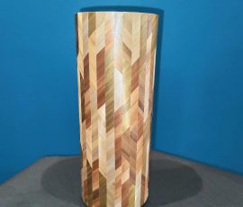 Vase décoratif habillé en marqueterie de paille de seigle